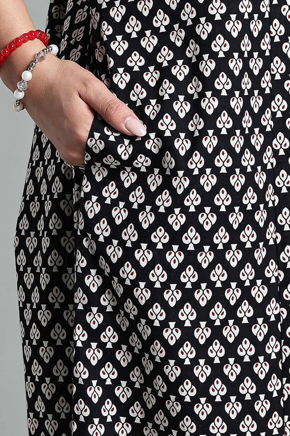 Naidu Hall Women’s Full-Length Cotton Nighty – Scoop Neck with V-Slit, Contrast Patch Yoke & Floral Butta Print
- Black - NA34
