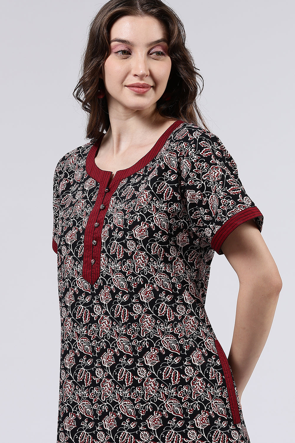 Naidu Hall Women’s Printed Cotton Full Length Nighty with Mandarin Collar and V Neckline
- Black - NA66