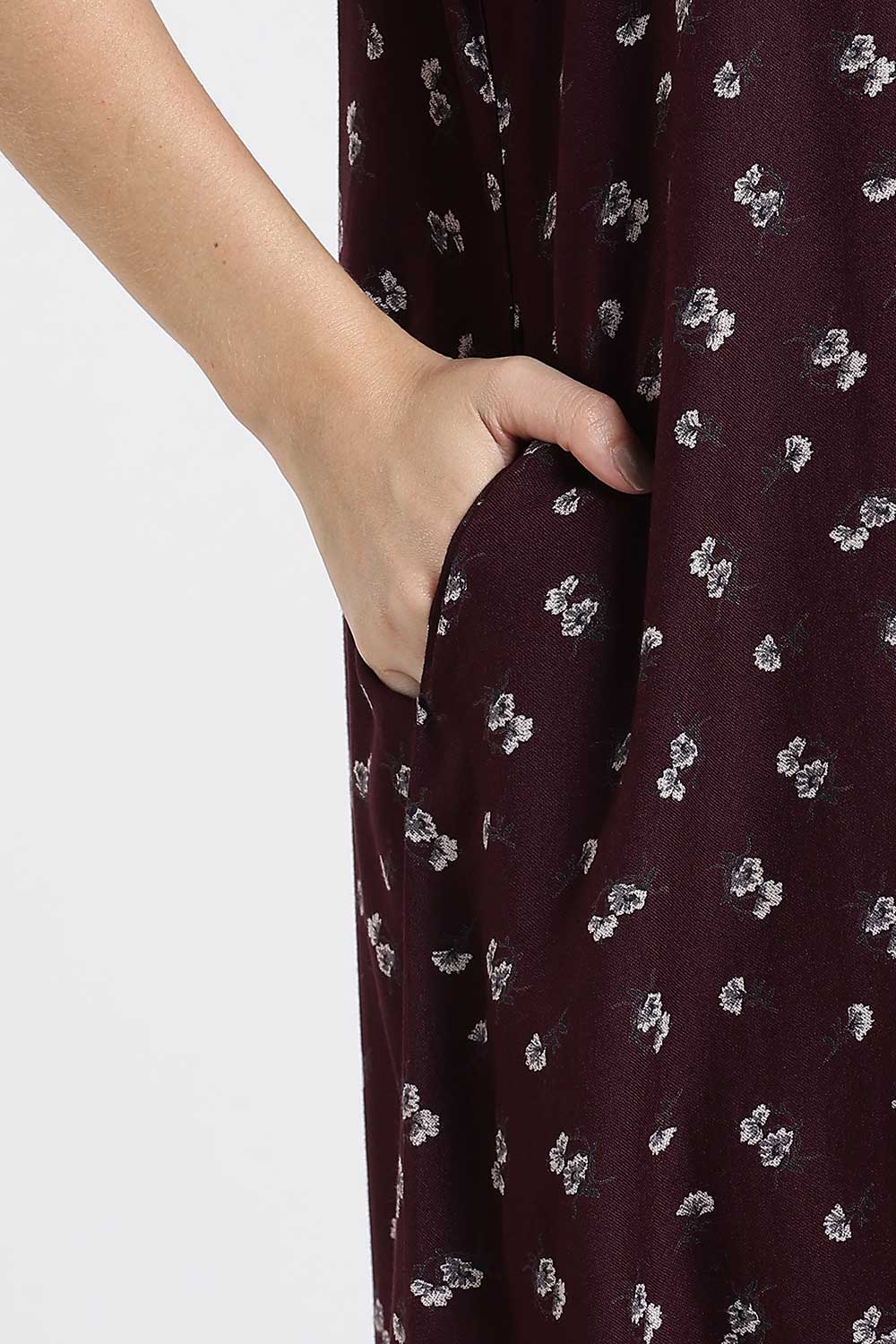Naidu Hall Printed Alpine Cotton Nighty for Women – Full Length A-Line Sleepwear with Lace Detail & V-Neck | Comfortable Daily Wear Nighty
- NB39